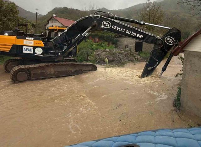 Bartın&rsquo;da 15 saatte 14 sel, 12 &ccedil;atı u&ccedil;ması ihbarı yapıldı 1