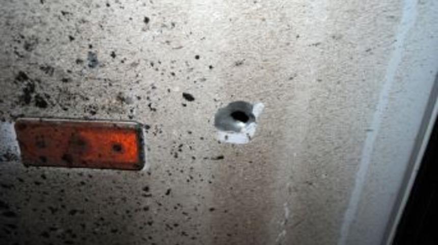 Patlamada, sivillerin arasında polis aracı taranmış