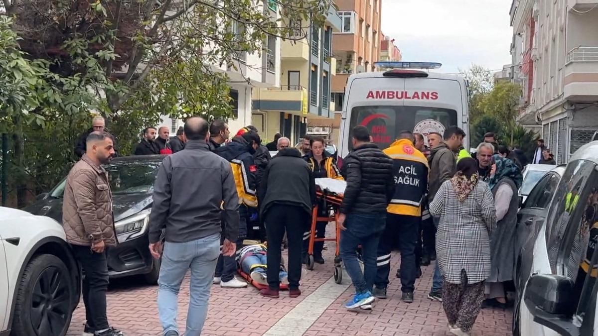 Avcılar’da yol verme kavgası! Sürücüyü evine kadar takip edip bıçakladılar: 3 yaralı 3