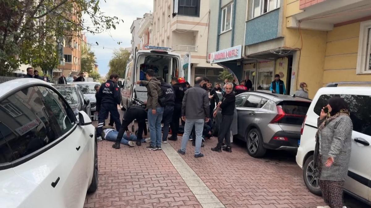 Avcılar’da yol verme kavgası! Sürücüyü evine kadar takip edip bıçakladılar: 3 yaralı 1