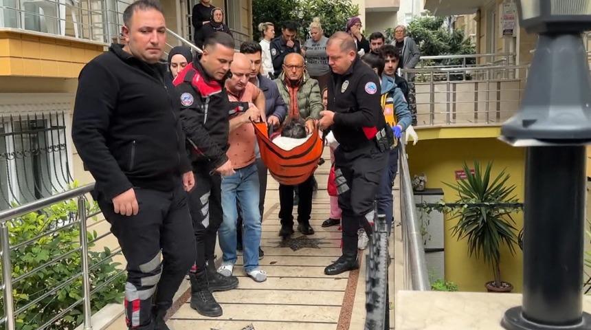 Avcılar&rsquo;da 'yol verme' kavgası! S&uuml;r&uuml;c&uuml;y&uuml; evine kadar takip edip bı&ccedil;akladılar: 3 yaralı