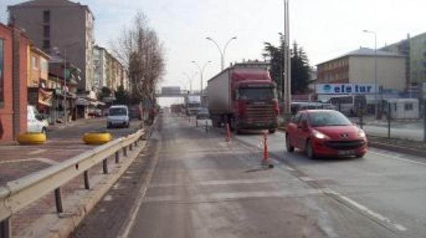 Vatandaşlar yola ge&ccedil;ici &ccedil;&ouml;z&uuml;m&uuml; kabul etmiyor, kalıcı &ccedil;&ouml;z&uuml;m istiyor