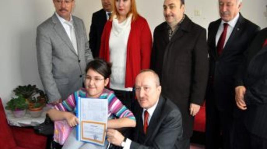 Engelli Dila, karnesini Vali Ko&ccedil;demir&rsquo;in elinden aldı