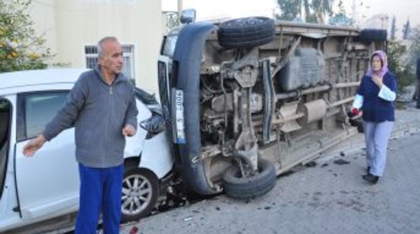 Karne almaya giden &ouml;ğrencilerin servisi kaza yaptı: 17 yaralı