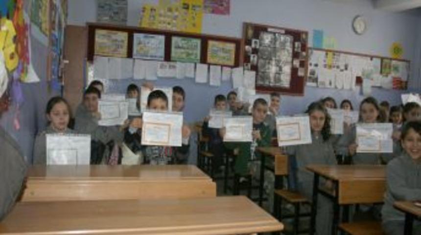 Gizem&rsquo;in sınıfında buruk karne heyecanı