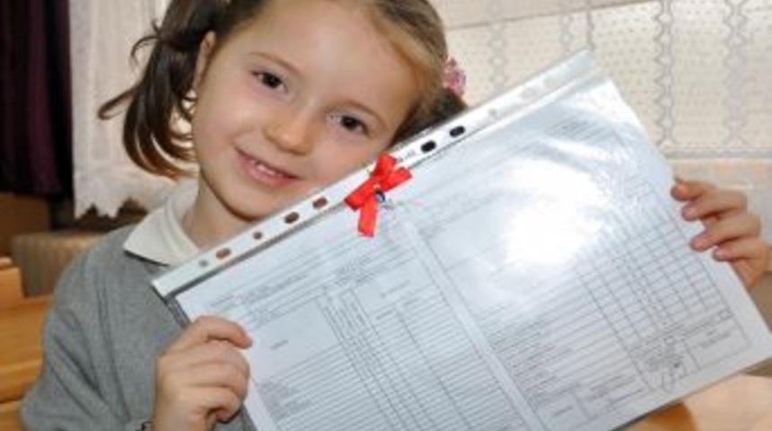 &Ouml;ğrenciler karne ve tatil sevinci yaşadı