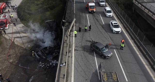 Lastiği patlayan tır k&ouml;pr&uuml;den u&ccedil;arak alev topuna d&ouml;nd&uuml; 1