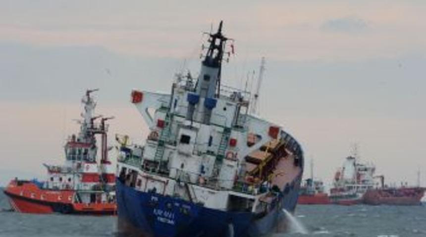 Marmara&rsquo;da gemiler, lodos nedeniyle demirli halde bekliyor