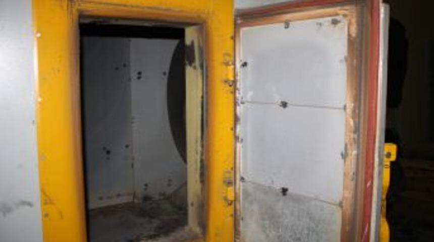 Maskeli soyguncu &ccedil;aldığı parayı &ccedil;orabının i&ccedil;inde sakladı