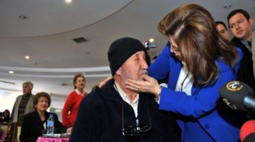 Bakan, huzurevi sakinin g&ouml;z&uuml;ndeki kızarıklığa kayıtsız kalmadı