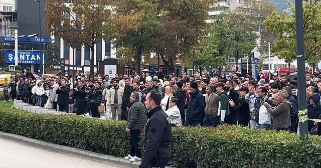 &Ccedil;ocuğunu g&ouml;remeyen kadın boynuna bı&ccedil;ak dayadı, ekipler ikna etti 2