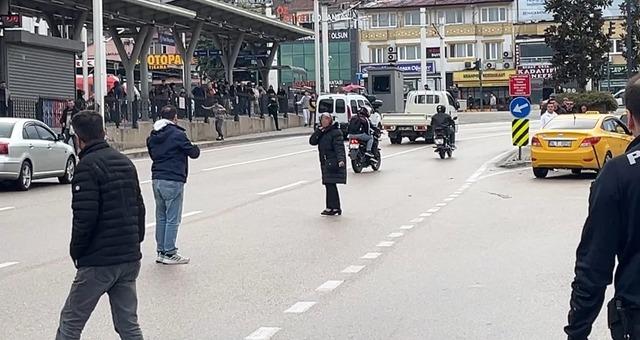 &Ccedil;ocuğunu g&ouml;remeyen kadın boynuna bı&ccedil;ak dayadı, ekipler ikna etti 1