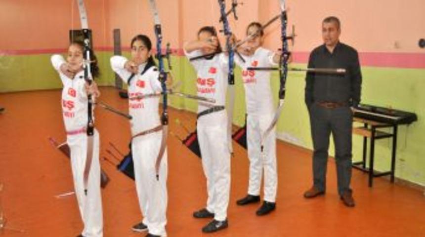 Muş'lu kız ok&ccedil;ular T&uuml;rkiye şampiyonluğuna doymuyor