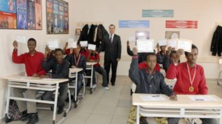 Somalili &ouml;ğrenciler &ouml;ğretmenlerinin elini &ouml;perek karnelerini aldı