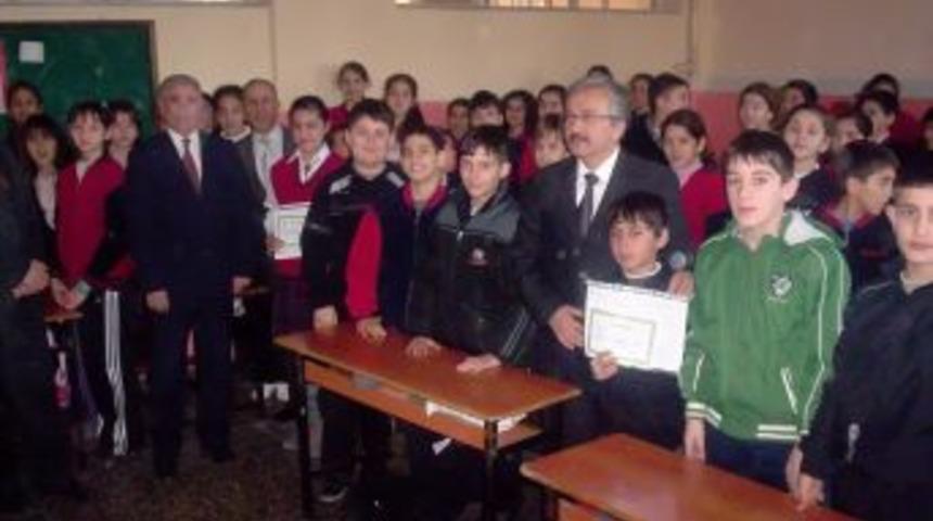 Vanlı &ccedil;ocuk, karnesini rap ile depremi anlatarak kutladı