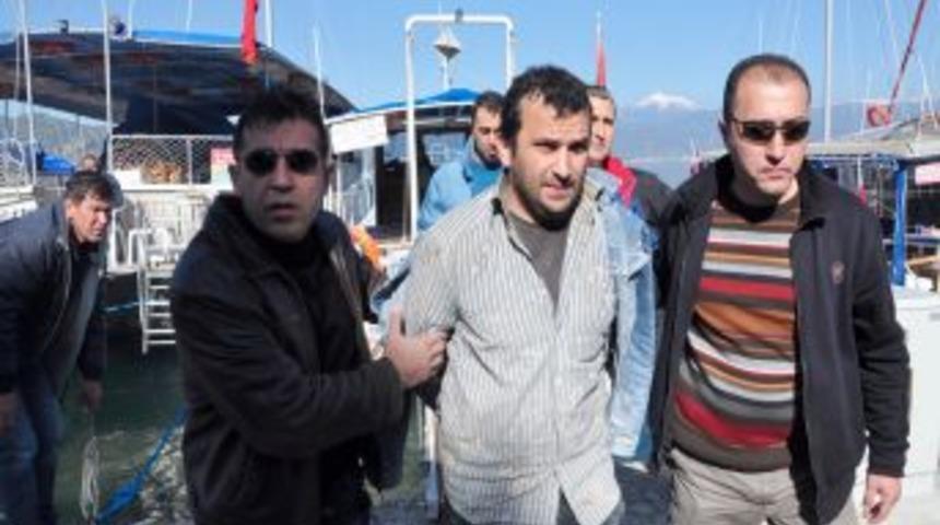 Zonguldak&rsquo;ta babasını &ouml;ld&uuml;ren zanlı, Fethiye&rsquo;de bir adada yakalandı