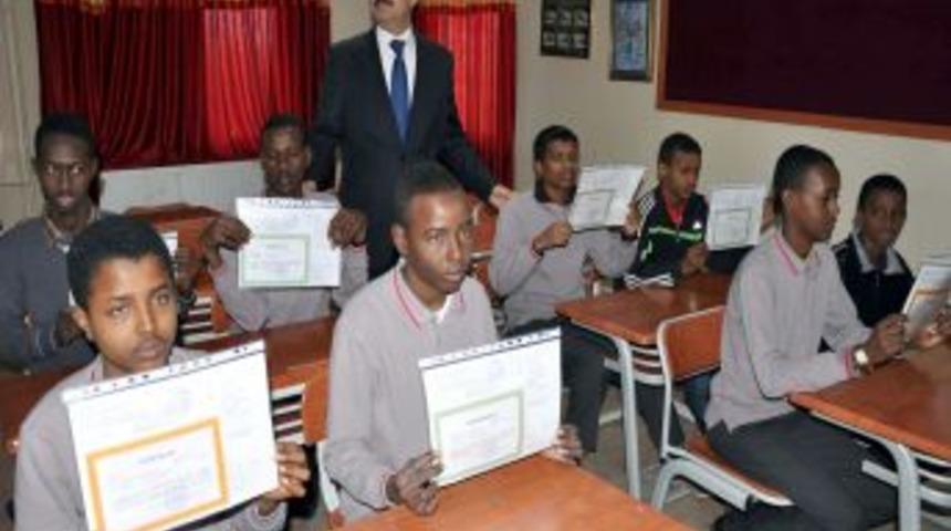 Ailelerinden 14 bin kilometre uzakta karne sevinci yaşadılar