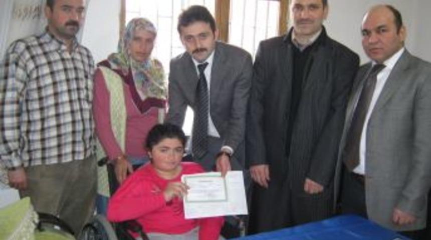 Cam kız B&uuml;şra&rsquo;ya karnesini &ouml;ğretmenleri g&ouml;t&uuml;rd&uuml;