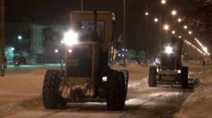 Erzincan Belediyesi şehri kardan temizliyor