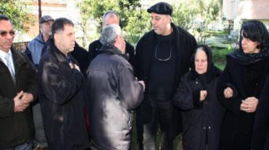 Sanat&ccedil;ı dostları Hamdi Alkan&rsquo;ı acı g&uuml;n&uuml;nde yalnız bıraktı