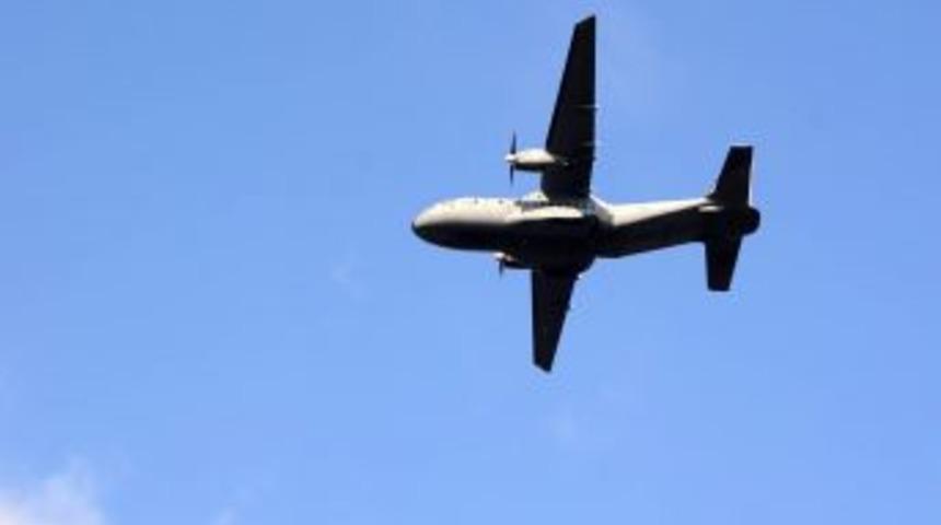 İzmir'de denize d&uuml;şen eğitim u&ccedil;ağın enkazı &ccedil;ıkarılıyor