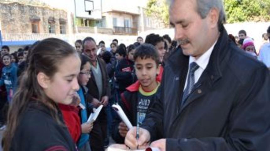 Karne hediyesi olarak kitap aldılar