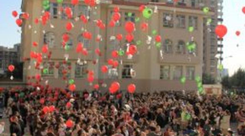 Karne g&uuml;n&uuml;nde sevgi balonu u&ccedil;urdular