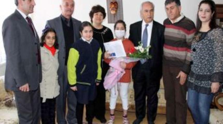 Karnesini evinde aldı