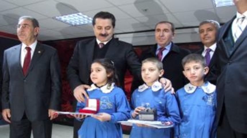 Bakan Faruk &Ccedil;elik, Şanlıurfa'da &ouml;ğrencilerin karne heyecanına ortak oldu