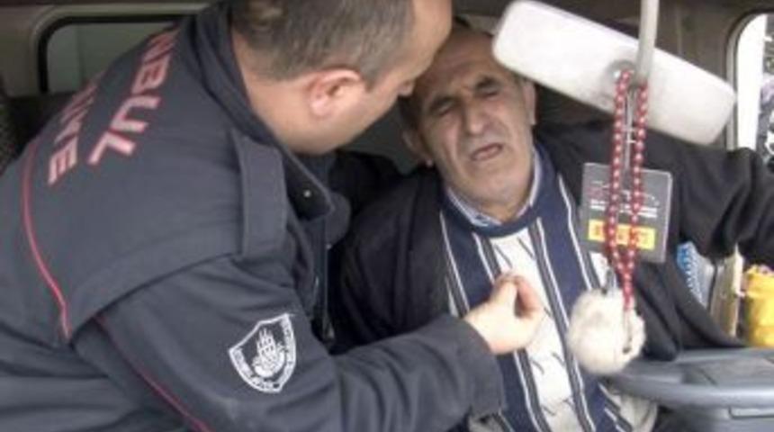 Kazada sıkışan s&uuml;r&uuml;c&uuml;n&uuml;n yardımına &uuml;niversite &ouml;ğrencileri yetişti