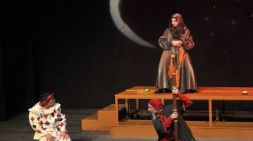 'B&uuml;y&uuml;n&uuml;n G&ouml;zleri' sahnede