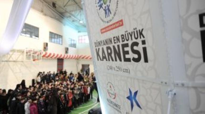 K&uuml;&ccedil;&uuml;k&ccedil;ekmeceli &ccedil;ocuklara 'd&uuml;nyanın en b&uuml;y&uuml;k karnesi' verildi