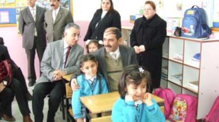 Karnesi 2 dakika geç verilen birinci sınıf öğrencisi gözyaşlarına boğuldu