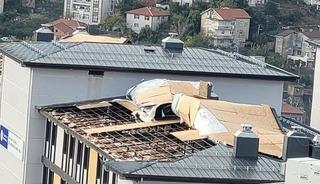 Fırtına KYK kız &ouml;ğrenci yurdunun &ccedil;atısını s&ouml;kt&uuml;