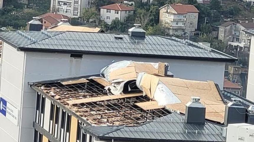 Fırtına KYK kız &ouml;ğrenci yurdunun &ccedil;atısını s&ouml;kt&uuml;