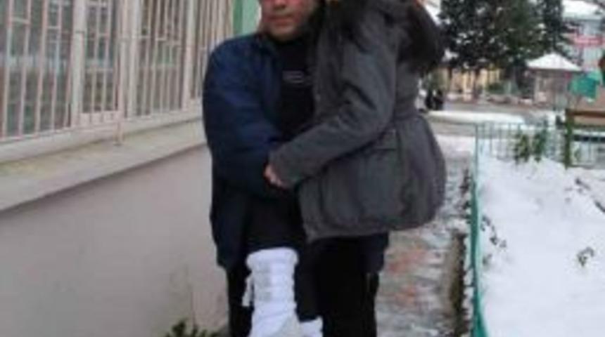 Kucakta okula taşınan Sinem'in karne sevinci