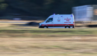 Kontrol&uuml; kaybolan otomobil yoldan &ccedil;ıktı: 2 &ouml;l&uuml;, 1 ağır yaralı