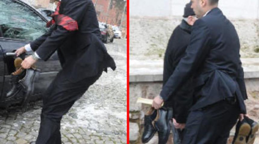 B&uuml;lent Arın&ccedil;'ın ayakkabılarına yakın takip