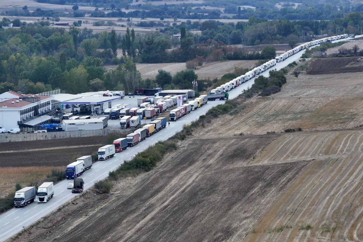 Hamzabeyli Sınır Kapısı nda 27 kilometrelik tır kuyruğu oluştu 1