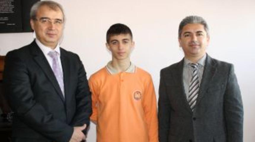 Kaymakam Arısoy, başarılı sporcuyu okulunda ziyaret etti