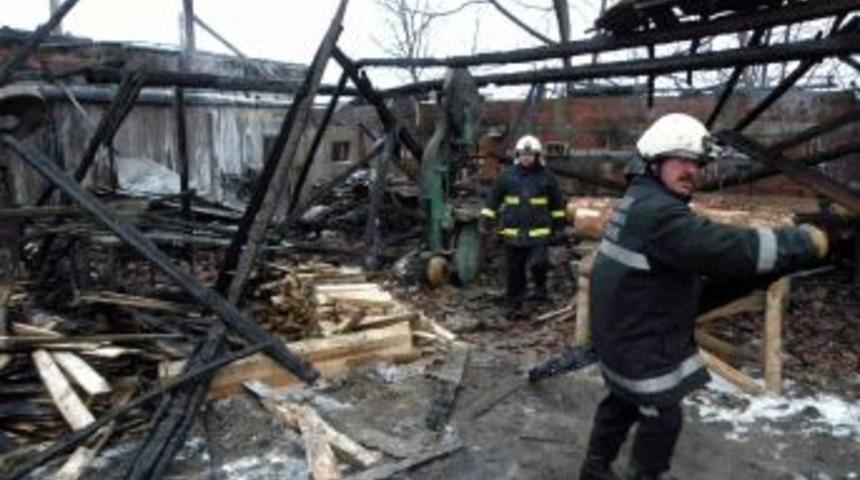 Sapanca'da kereste at&ouml;lyesi yandı