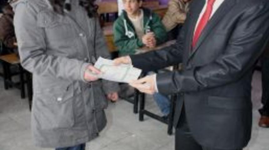 &Ccedil;ocuk evlerinde kalan &ouml;ğrencilere karne s&uuml;rprizi