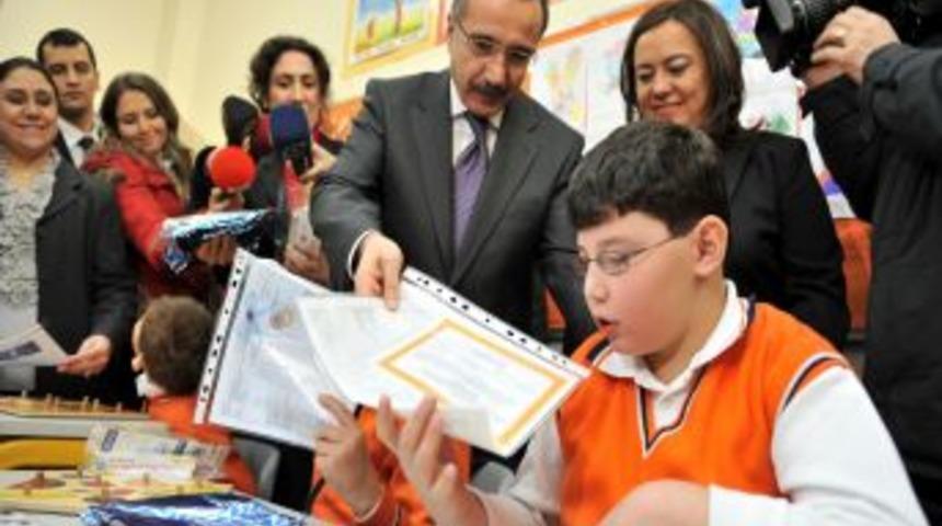 Bakan Din&ccedil;er, serbest kıyafet i&ccedil;in nabız yokladı