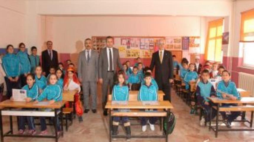 Denizli'de &ouml;ğrenciler karnelerini Vali Demir&rsquo;den aldı