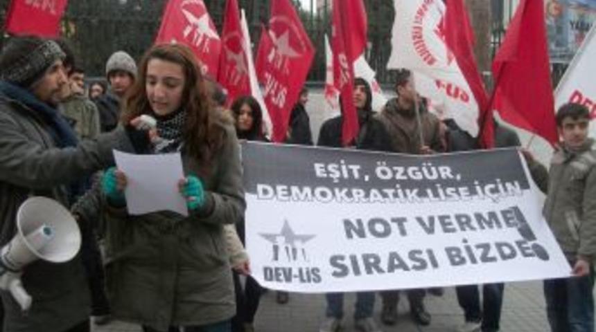 Lise &ouml;ğrencilerinden karne protestosu