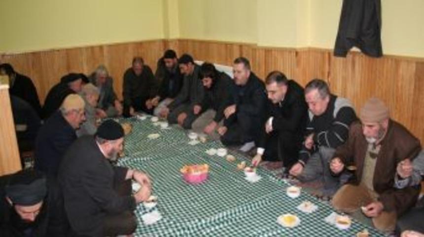 Aziziye Belediyesi'nden cemaate &ccedil;orba ikramı