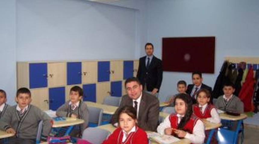 Okuldaki sınıflara hayırseverlerin isimleri veriliyor