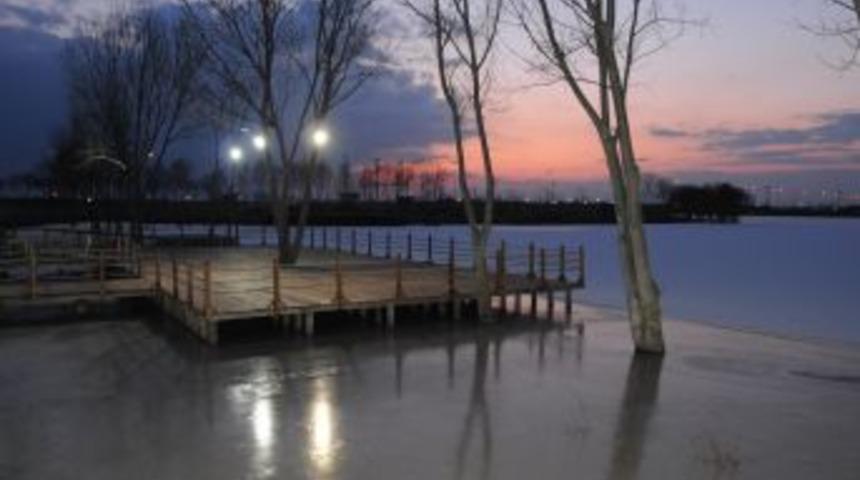 &Ccedil;orlu G&ouml;lbaşı Parkı, kış mevsiminin g&uuml;zelliğini yansıtıyor