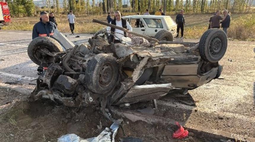 &Ccedil;orum'da feci kaza! Otomobil takla attı, 5'i aynı aileden 7 yaralı