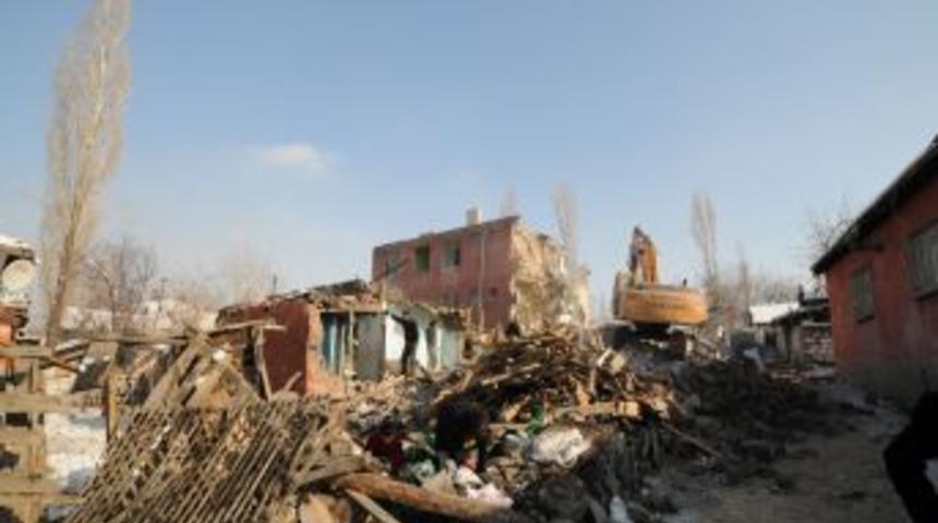 G&uuml;lseren-Anayurt Kentsel D&ouml;n&uuml;ş&uuml;m Projesi'ne muhtarın evinden başlandı